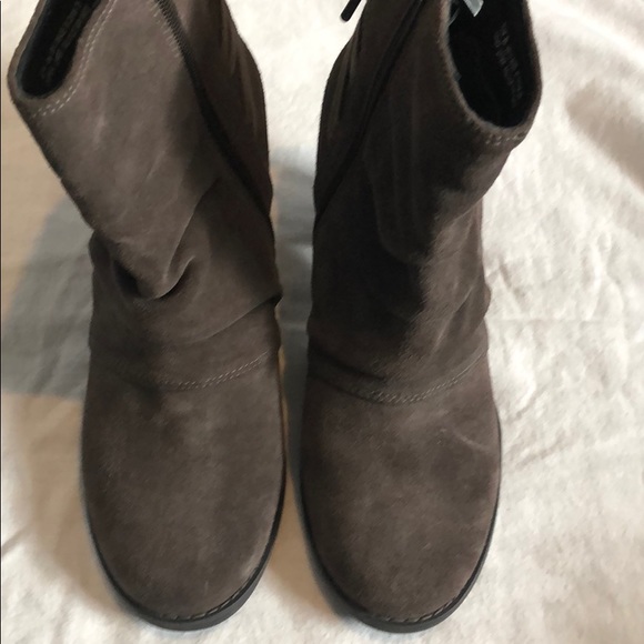 Clark’s Suede Boot - Picture 4 of 6